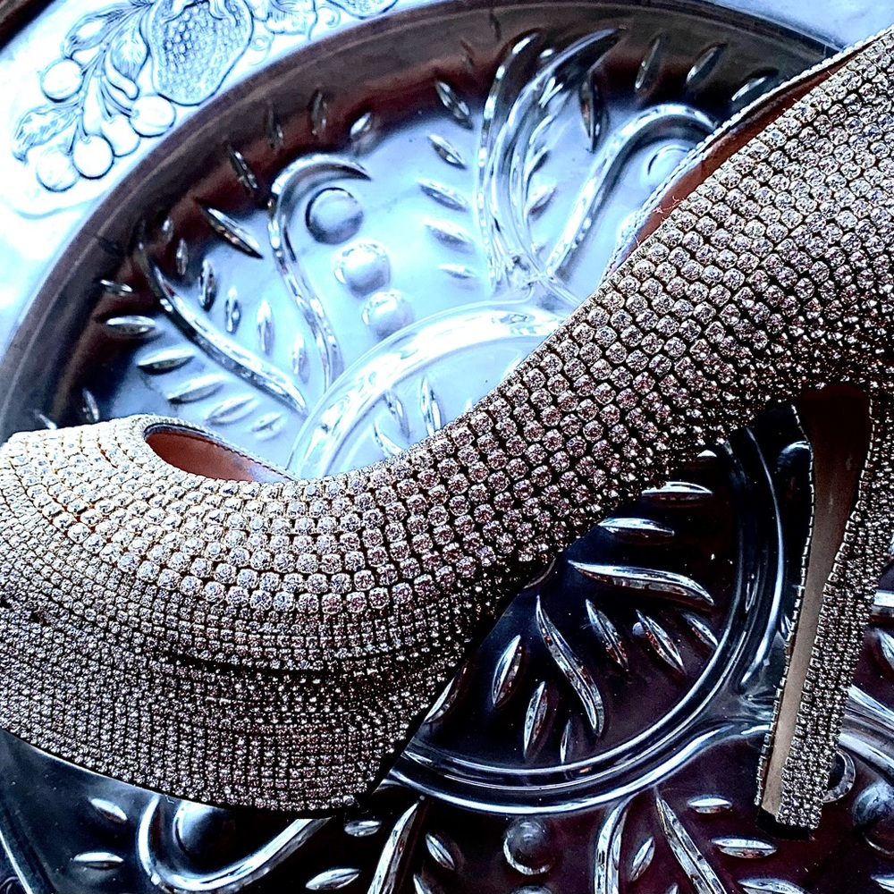 Gorgeous rhinestone pumps
fully encrusted with matching purse. - size 8 1/2 - Picture 5 of 16